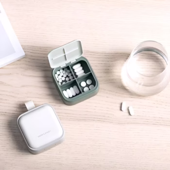 Cutie Depozitare Medicamente Mini, Flippy, 4 Compartimente, Inchidere Etans, Portabila, Patrat, Gri, PP, 7.5×7.5×3 cm