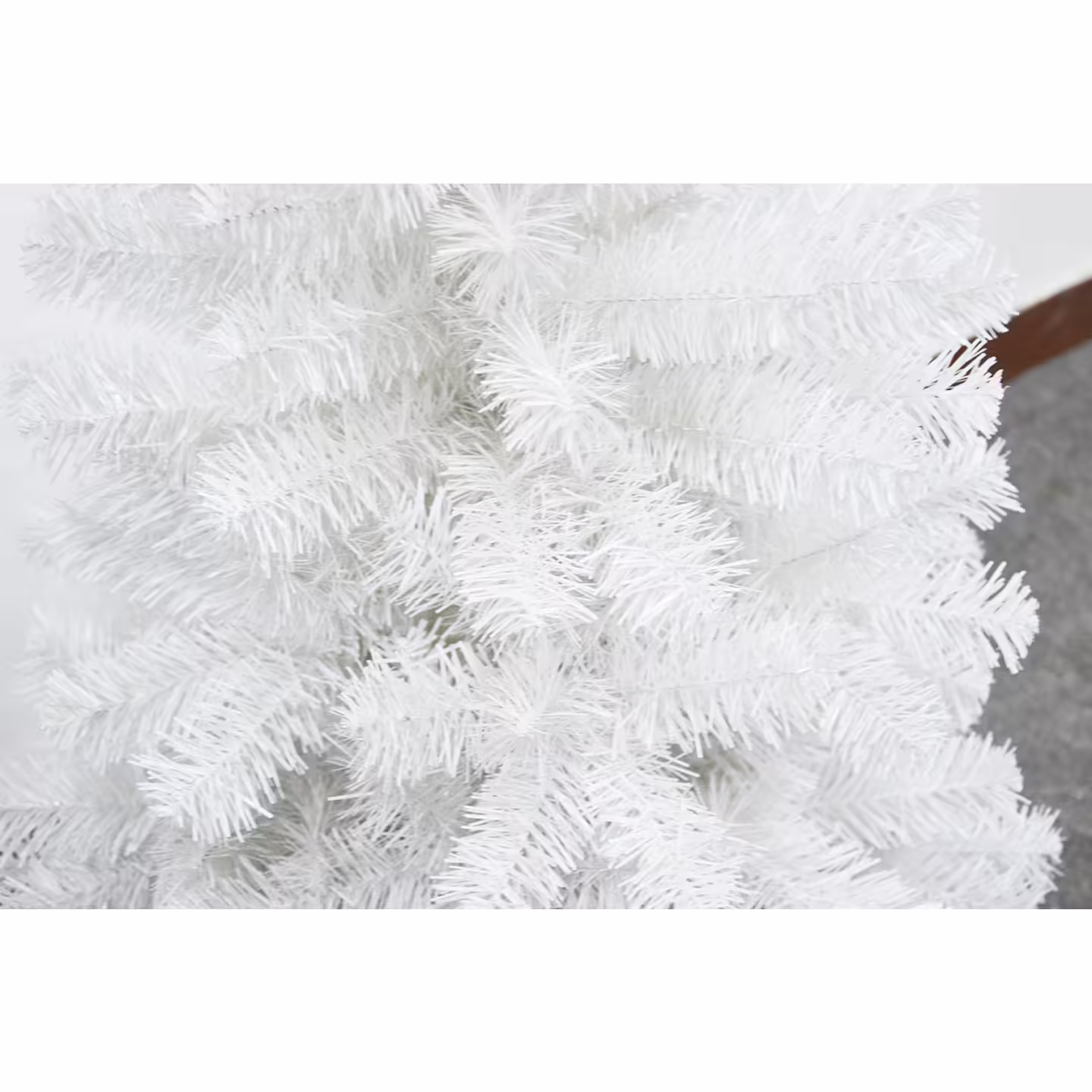 Brad de Craciun artificial cu suport inclus Flippy, 210 cm, 800 ramuri/varfuri, material plastic, suport clasic, fara iluminare, utilizat pentru interior/exterior, alb