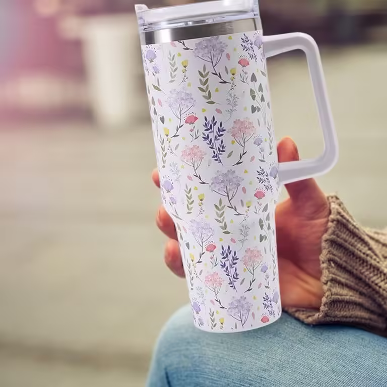Cana Termos din Plastic, pentru Bauturi Calde si Reci, cu Maner, Imprimeu Floral, Alb, 10×7.6×27.5 cm