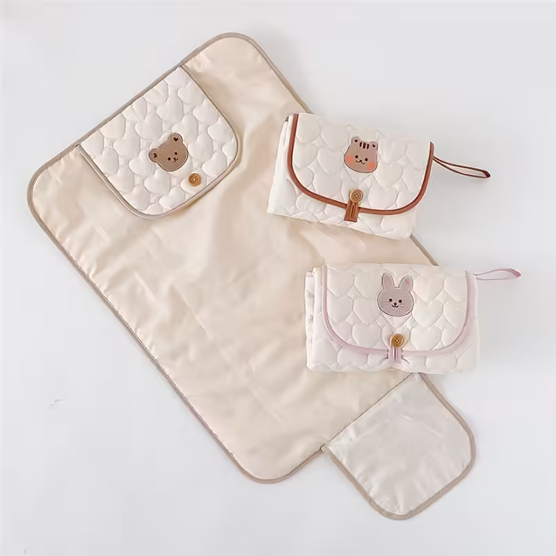 Patura Multifunctionala, pentru Schimbat Scutec, Impermeabila, din Bumbac, 50 x 70 cm, Portabila, Model Ursulet, Bej